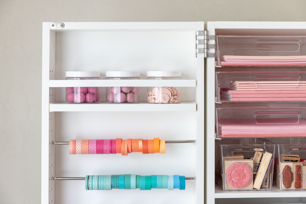 Washi-Tape und Nähzubehör, in einem weißen Schrank sortiert
